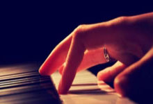 拜仁官方：诺伊尔已经回到训练场进行跑步训练.